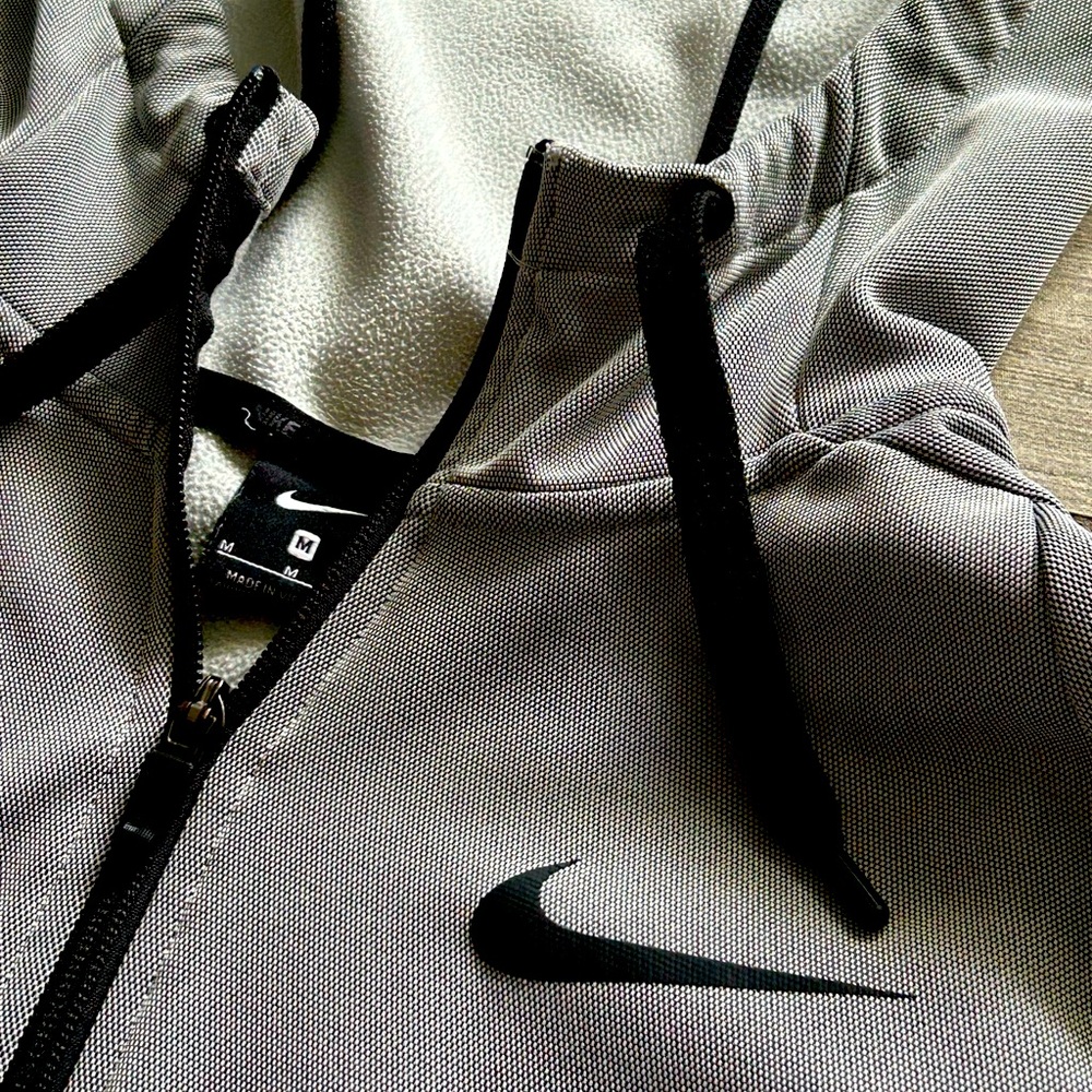 GREY NIKE ZIP UP HOODIE SIZE: M